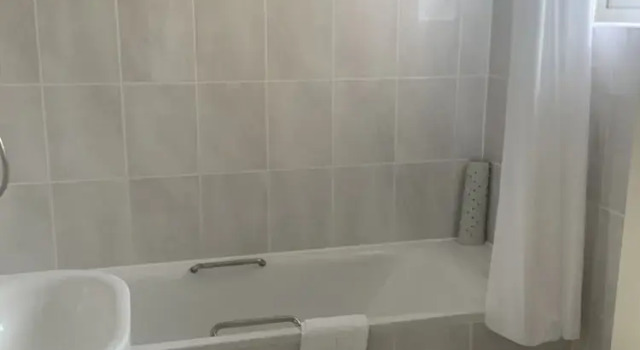 Двухместный номер Standard с видом на внутреннюю территорию Marina Metro Hotel