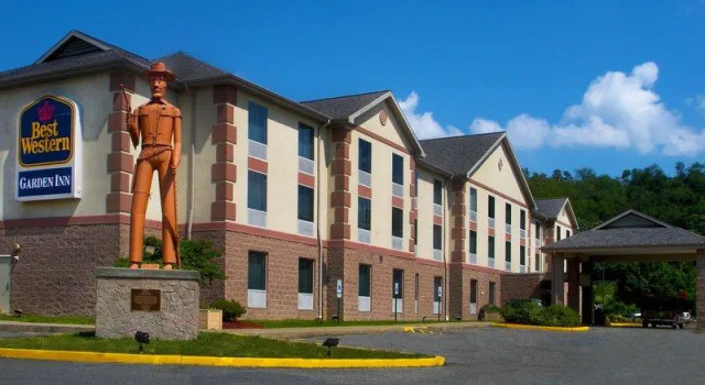 Кровать в общем номере Best Western Garden Inn