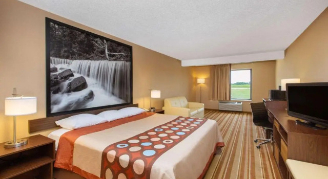Люкс Super 8 by Wyndham Salina I-70