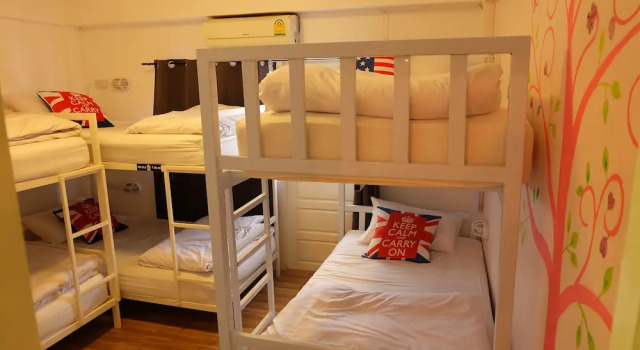 Кровать в общем номере с балконом Finlay House - Hostel