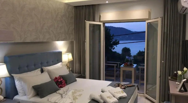 Deluxe Dina, Book Hotel Chrisi Akti 