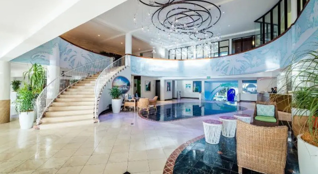 Кровать в общем номере с видом на бассейн Margaritaville Beach Resort Playa Flamingo