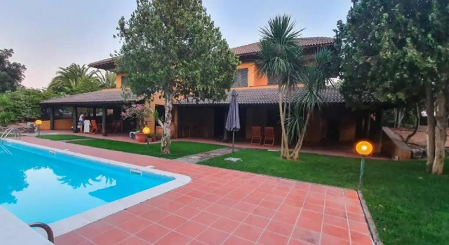 Domus 81 [Unità 1] - Villa con piscina in Sardegna, Забронировать Вилла Коттеджи Сассари, Коттедж