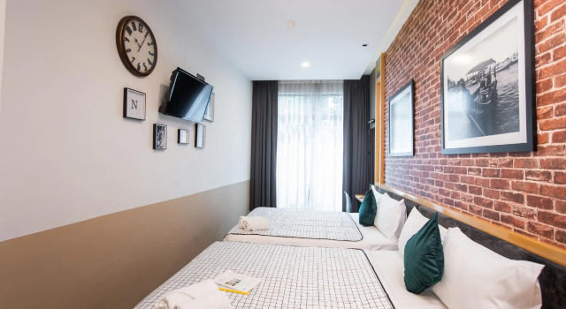 Четырёхместный номер Deluxe B Street Hotel