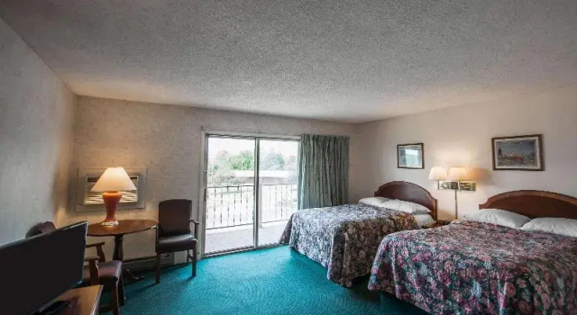 Двухместный номер Standard с балконом Econo Lodge Hornell