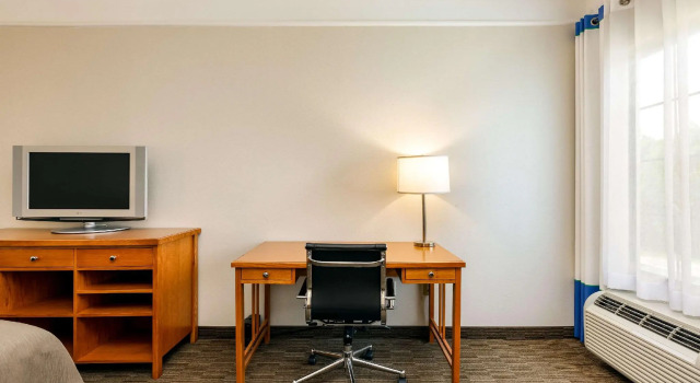 Двухместный номер Standard Spark by Hilton Savannah Airport