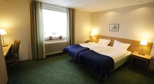 Hotell & Camping Storlungen, Rezerwuj Pole kempingowe Hotele w Svealand z parkingiem, Parking