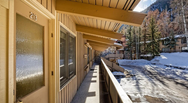 Comfortable & Modern 2 Bedroom Apartments - Right on the Slopes!