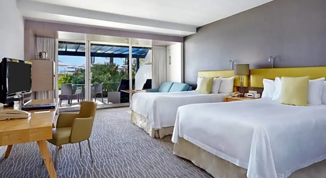 Четырёхместный номер Standard с видом на бассейн Beach Club at The Boca Raton