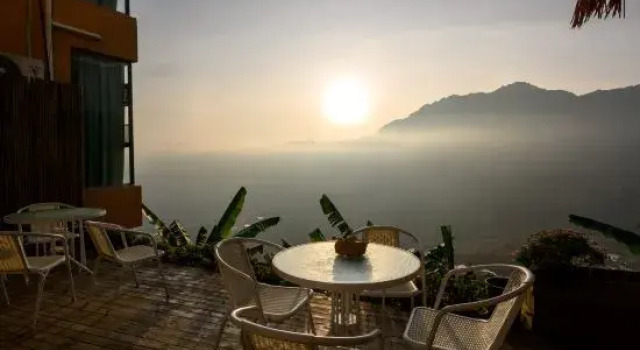 A place to watch the sunrise over the sea of clouds and terraces