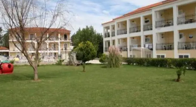 Студия с видом на сад Village Inn Studios & Family Apartments