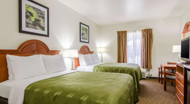 Четырёхместный номер Standard Quality Inn Junction City near Fort Riley