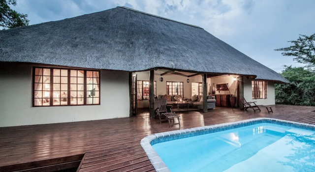 Коттедж с балконом Rhino River Lodge