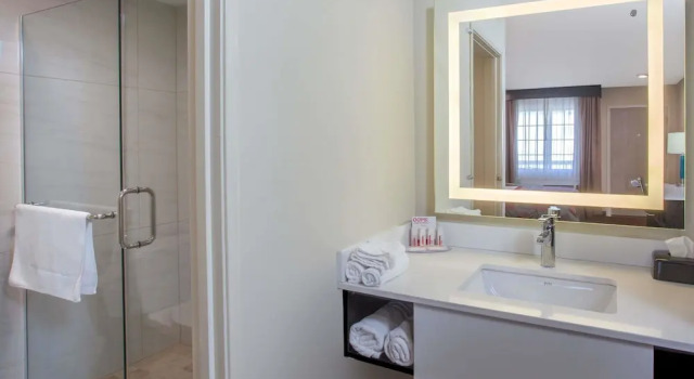 Номер Standard Ramada by Wyndham Culver City