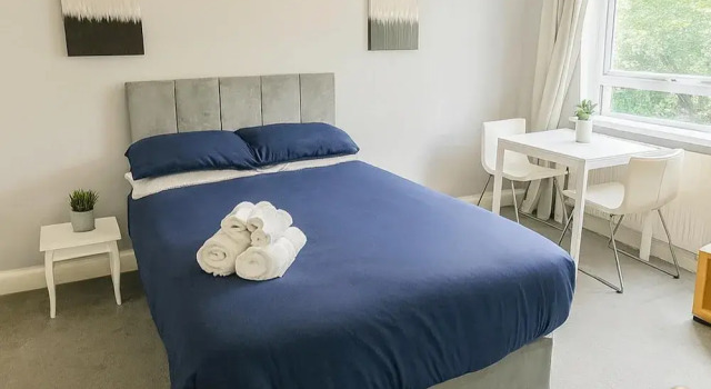 2 Bed Apartment - Sleeps 4 - Parking - Wifi, Varaa Huoneisto Asunnot kohteessa Merseyside, Huoneisto