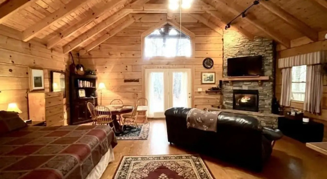 Romantic, pet friendly cabin with private hot tub, washer/dryer and full kitchen Studio Cabin by RedAwning, Book Feriehus Hoteller i Monroe med parkering, Parkering