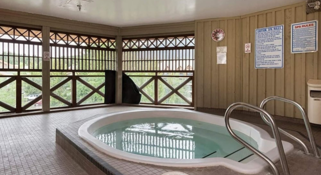 Marketplace Lodge, Забронировать Отель Уистлер Британская Колумбия, рядом с Оздоровительный центр Scandinave Spa Whistler