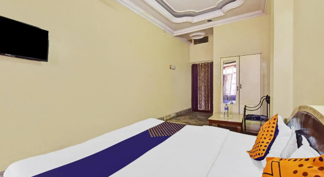 OYO 81137 Hotel Raj