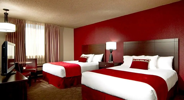 Четырёхместный номер Standard с видом на бассейн The Edgewater Hotel and Casino