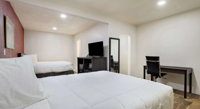 Четырёхместный номер Standard Econo Lodge Needles