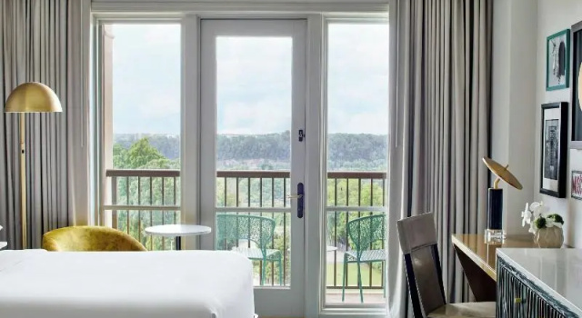 Четырёхместный номер Standard с балконом и с красивым видом из окна Renaissance Shoals Resort & Spa
