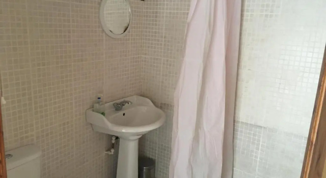 Кровать в общем номере Pantyrathro International Hostel