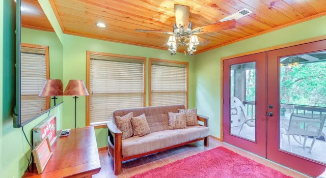 Riverfront Cabin on 2 Acres in Glenwood!, Prenota Casa vacanze  