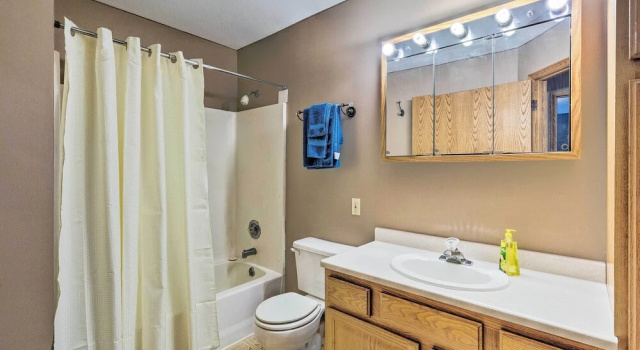 Апартаменты с 4 комнатами Elwood Townhome w/ Patio - 7 Mi to Johnson Lake