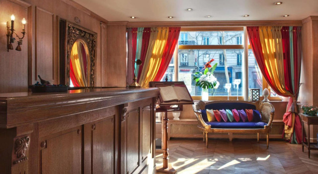 Кровать в общем номере Hôtel de la Motte Picquet