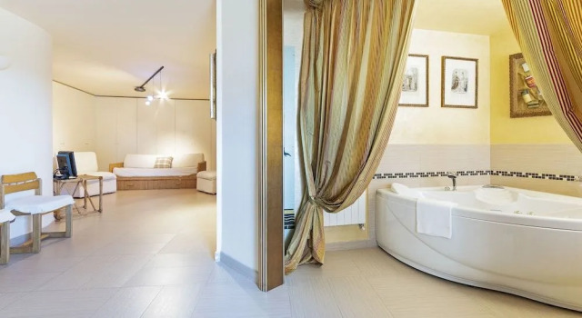 Italianway - Antiche Serre 6, Book Hotel Hoteller i Alba med pool, Swimmingpool