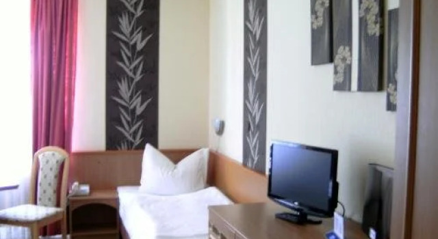 Mucha OHG Hotel Sembziner Hof, Забронировать Отель Клинк Мюриц