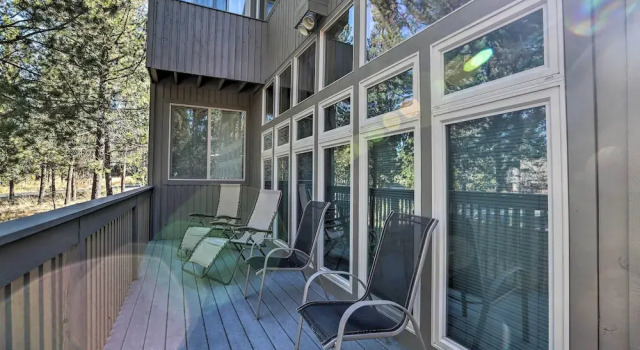 Коттедж Hot Tub + Deck: Large Sunriver Home Near Skiing