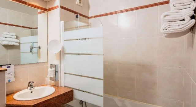 Standart oda Kyriad Nîmes Ouest