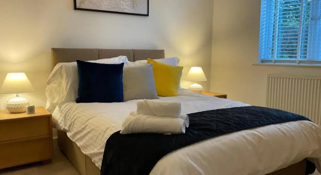 Modern 2 Bed Apt in Egham High Street, with private parking and Wifi