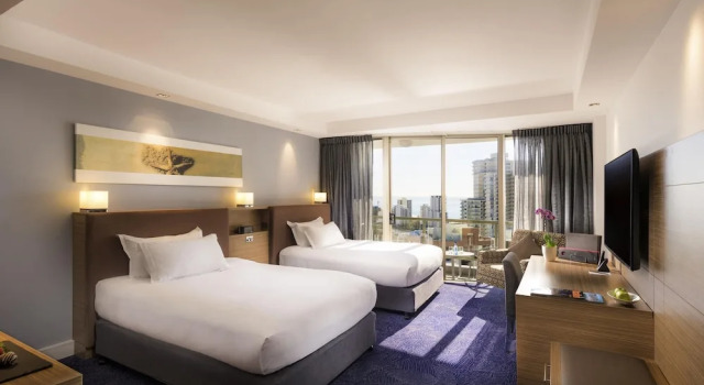 Четырёхместный номер Superior с балконом и с видом на окрестности Sofitel Gold Coast Broadbeach
