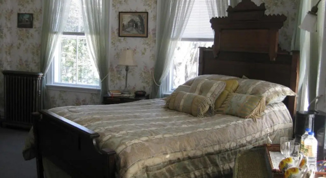 The Bridges Inn at Whitcomb House B&B, Buchen Sie Bed & Breakfast Hotels in New England mit Parkplatz, Parkplätze