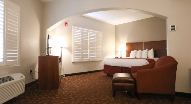 Двухместный люкс с джакузи Best Western Lanai Garden Inn & Suites
