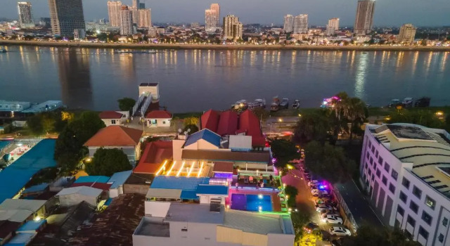 Кровать в общем номере Pooltop Phnom Penh