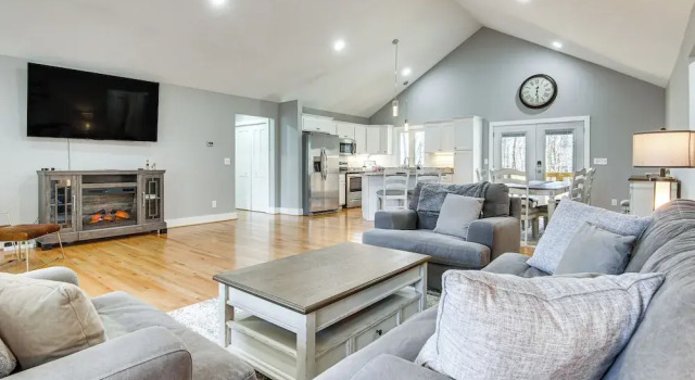 Коттедж Modern Retreat w/ Mtn Views in Maggie Valley!