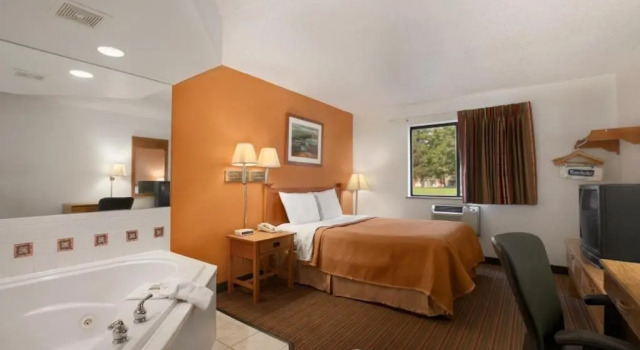 Номер Deluxe Travelodge by Wyndham Muskegon