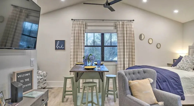 Airy Bentonville Studio < 1 Mile to City Square!, Забронировать Апартаменты/квартира Отели в центре Бентонвилл, в центре