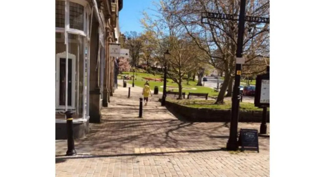 Коттедж Perfectly Located 4 Storey Townhouse With 2 Parking Spaces In Central Harrogate