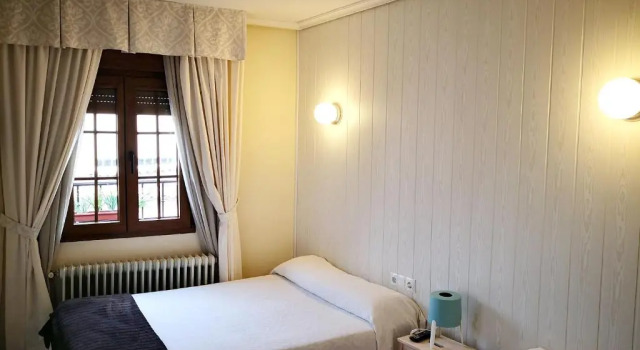 Hostal Alcántara, Забронировать Отель Отели Авила с парковкой, рядом с Церковь Сан-Педро, Парковка