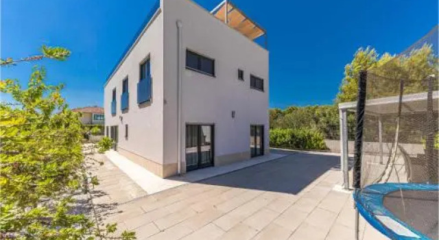 Five-Bedroom Holiday Home in Okrug Donji