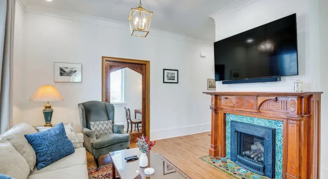 Апартаменты Historic Charnwood Guest House- 1 Mile to Downtown