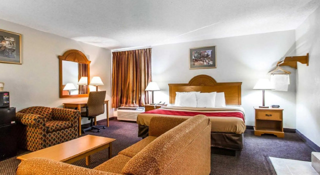 Двухместный люкс Econo Lodge & Suites Clarksville near Governors Square Mall