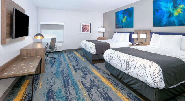Четырёхместный номер Premier La Quinta Inn & Suites by Wyndham Dallas/Fairpark