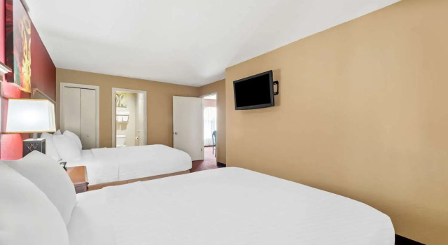 Четырёхместный люкс с 2 комнатами SureStay Plus by Best Western San Antonio Fiesta Inn