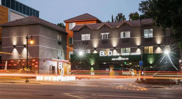 Кровать в общем номере The BLVD Hotel & Suites