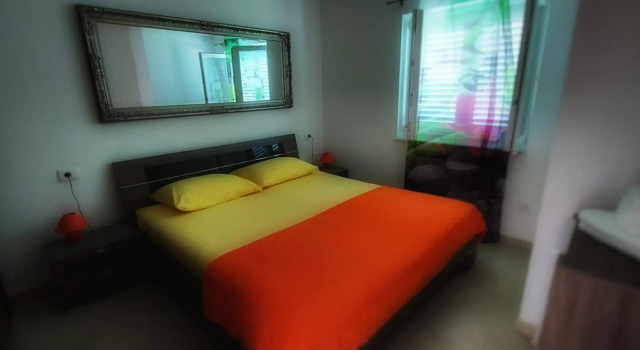 Apartmani Tomislav, Забронировать Отель Отели Крка с парковкой, рядом с Krk Harbour, Парковка